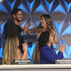 Filha de Silvio Santos, Rebeca Abravanel fez chá revelação diferente no 'Teleton' para contar sexo do seu bebê com Alexandre Pato. Dono do SBT será avô pela 14ª vez