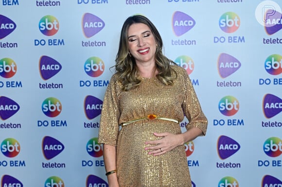 Filha de Silvio Santos, Rebeca Abravanel está grávida do primeiro filho e posou com a mão no barrigão ao chegar ao 'Teleton' em 11 de novembro de 2023