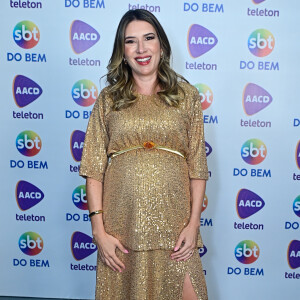 Filha de Silvio Santos, Rebeca Abravanel apostou em um vestido dourado com fenda para o 'Teleton 2023'