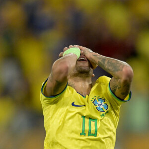 Neymar lesionou o joelho durante partida do Brasil
