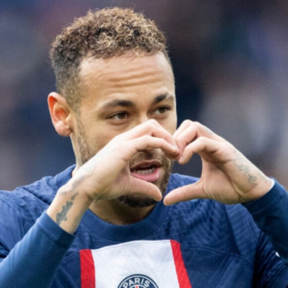 Neymar, segundo o jornal francês Le Parisien, está sendo 'processado' por ex-funcionária que pede idenização que pode chegar a 2 milhões de reais