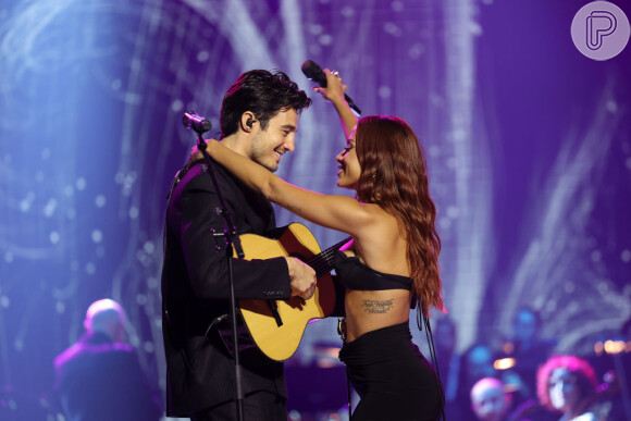 Anitta se apresentou com Tiago Iorc na noite anterior ao Grammy Latino