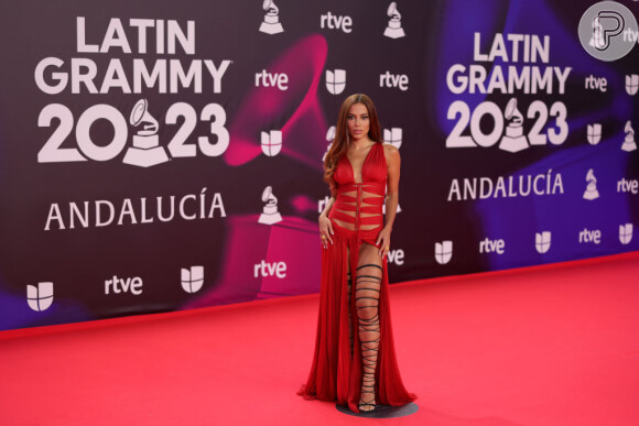 Anitta quase mostrou demais em look no Grammy Latino