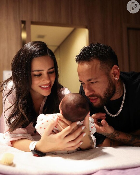 Neymar grava vídeo assistindo jogo do Brasil de casa com Mavie no colo