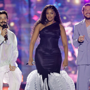 Iza se apresentou com Camilo no Grammy Latino usando um vestido preto justo ao corpo e com babado na cauda