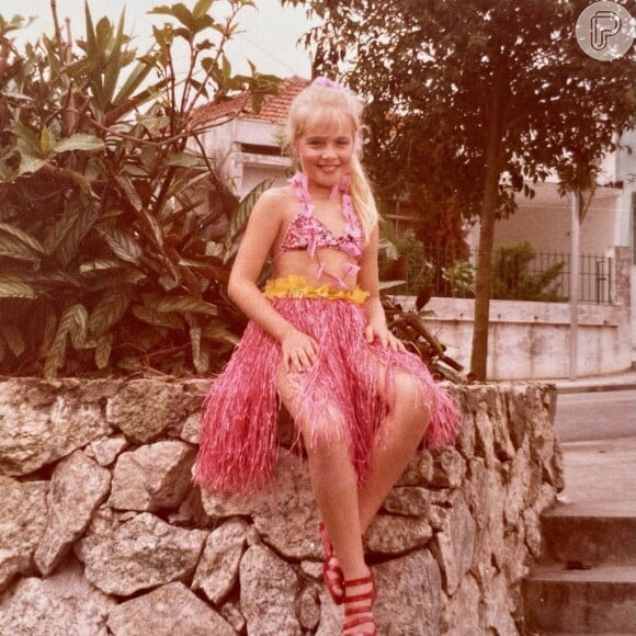 Angélica na infância surgiu usando saia rosa e biquíni; foto mostra que sua paixão por moda vem desde pequena