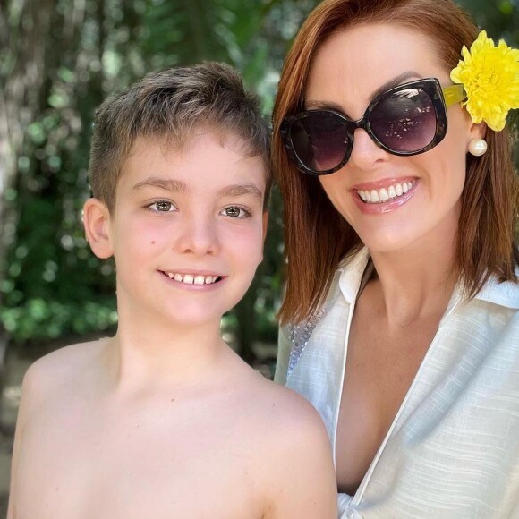 Ana Hickmann publicou uma série de fotos ao lado de Alexandre Júnior, de 9 anos