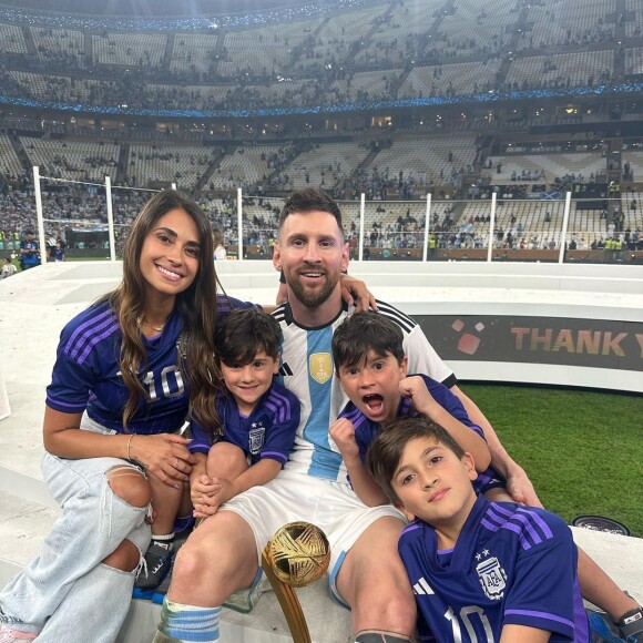 Messi e Antonella Roccuzzo teria virado o rosto para Antonella quando mulher foi beijá-lo