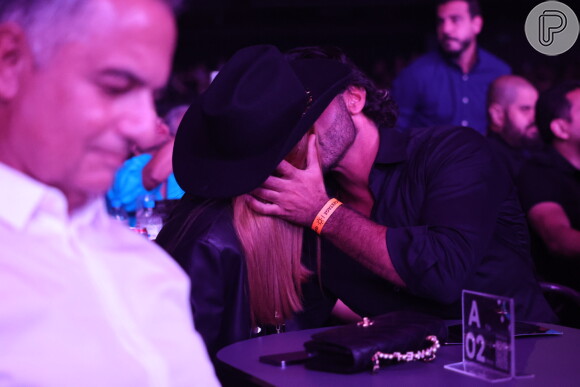 Marina Ruy Barbosa e o noivo, Abdul Fares, trocaram beijos em show