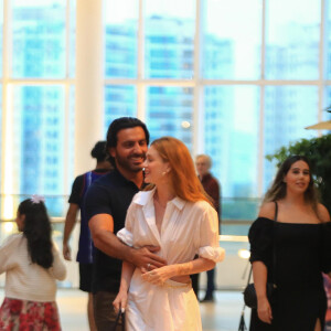 Marina Ruy Barbosa e o noivo, Abdul Fares, foram clicados durante passeio por shopping em novembro de 2023