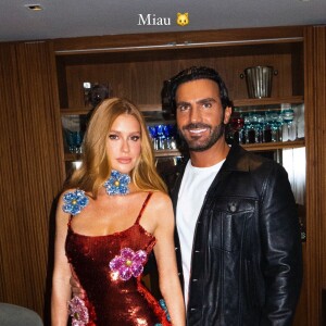 Marina Ruy Barbosa foi acompanhada do noivo, Abdul Fares, à festa de 50 anos de Angélica