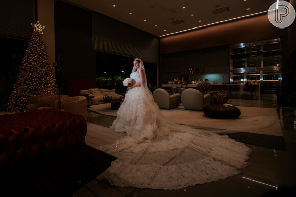Vestido de noiva de Rayssa Scheffer impressiona por longa cauda e luxo