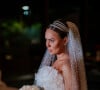 Rayssa Scheffer usou um véu transparente e com brilho para o seu casamento de luxo