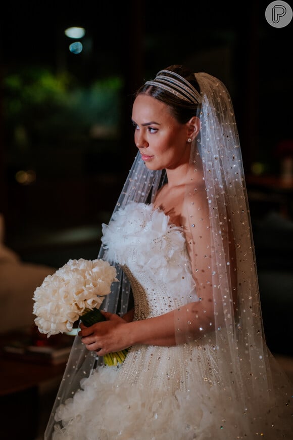 Rayssa Scheffer usou um véu transparente e com brilho para o seu casamento de luxo