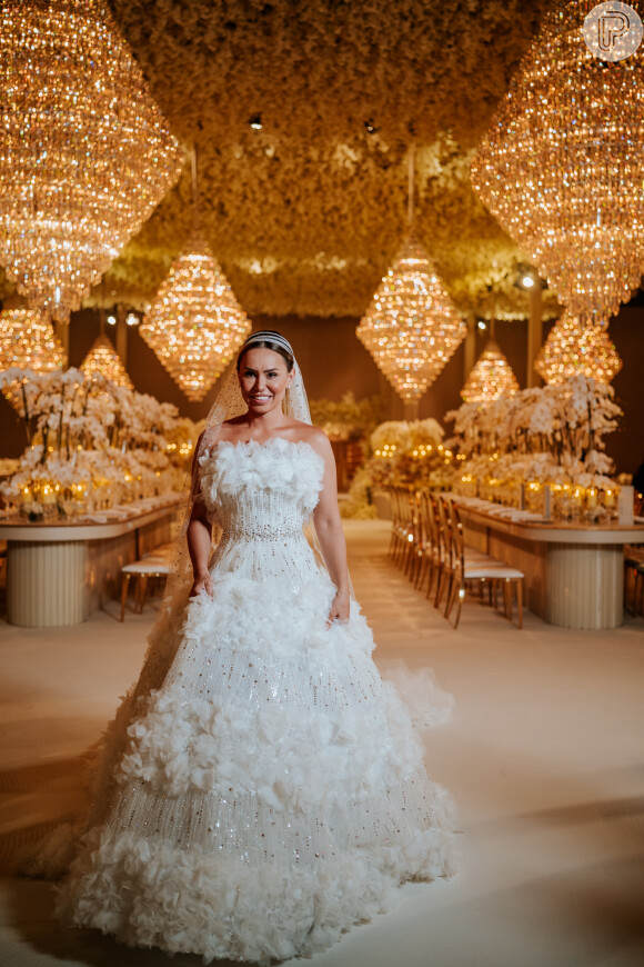 Casamento de Rayssa Scheffer teve decoração de luxo recheada de brilho e rosas