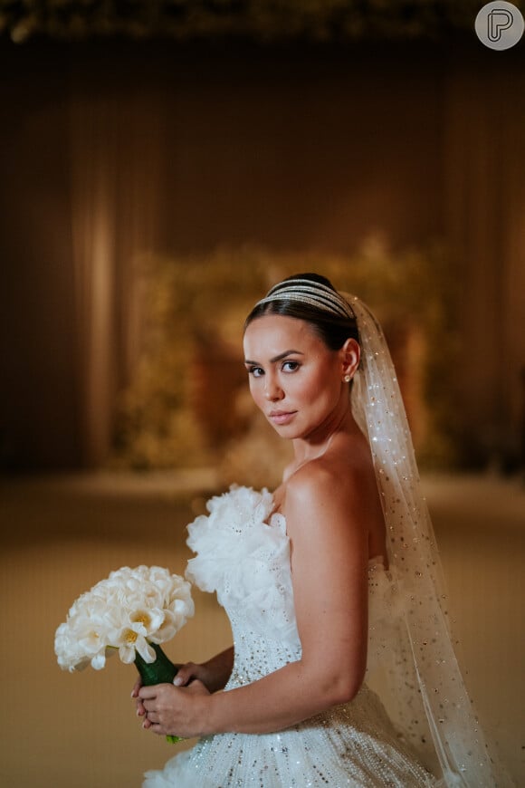 Vestido de noiva de luxo: Rayssa Sheffer teve aplicação de plumas e lantejoulas
