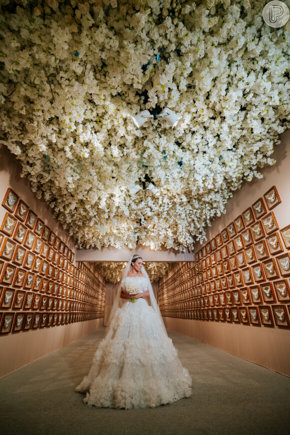 Casamento de luxo de Rayssa Scheffer e Nivaldo tinha um teto de flores que custou 140 mil reais