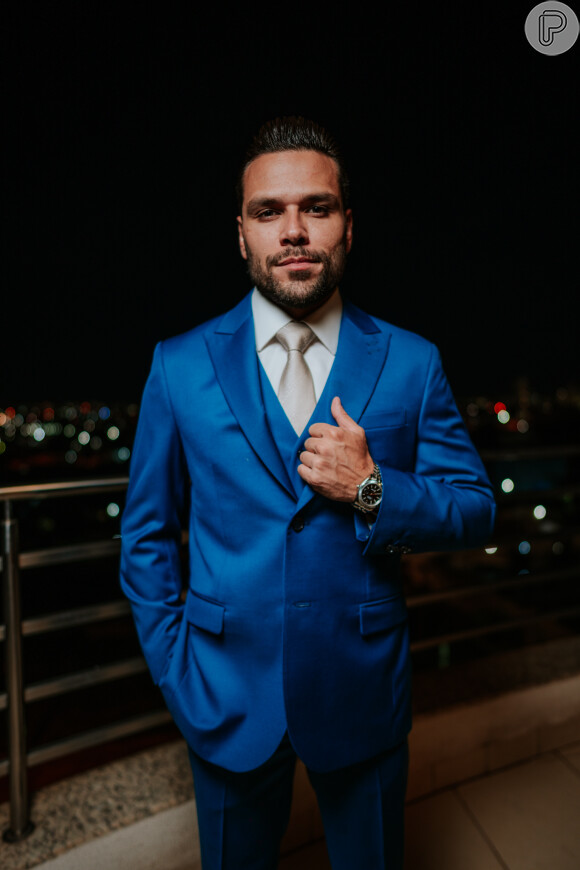 Nivaldo Santiago se casou usando tradicional traje de casamento na cor azul em casamento de luxo