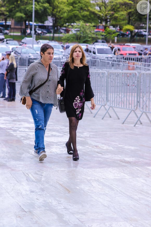 Ex-assessora de Gugu Liberato, Esther Rocha, na foto com Rose Miriam, se revoltou após Felipeh Campos levantar suspeitas sobre 'real motivo' da morte do apresentador: 'Ser desprezível, vergonha do jornalismo'