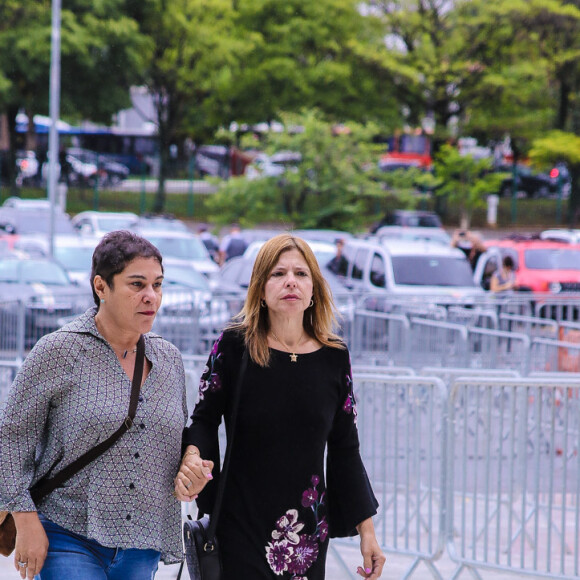 Ex-assessora de Gugu Liberato, Esther Rocha, na foto com Rose Miriam, se revoltou após Felipeh Campos levantar suspeitas sobre 'real motivo' da morte do apresentador: 'Ser desprezível, vergonha do jornalismo'