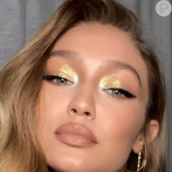Gigi Hadid em imagem divulgada por sua maquiadora no Instagram. O brilho da maquiagem da modelo chegou até aos lábios!