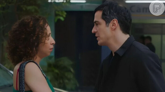 Em 'Elas por Elas', Jonas (Mateus Solano) fica arrasado com comentário inadequado de Adriana (Thalita Carauta) na primeira noite morando juntos.