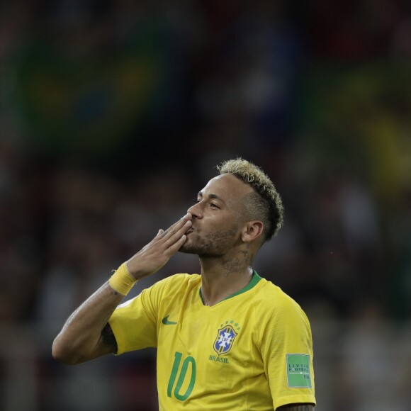 Neymar está longe dos gramados após se lesionar em um jogo da seleção brasileira contra o Uruguai