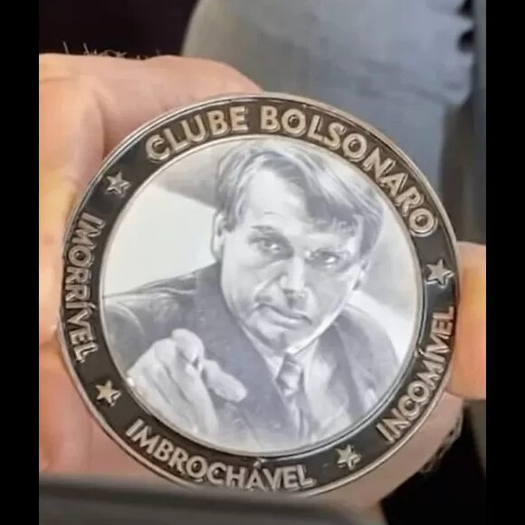 Neymar ganhou uma medalha de Bolsonaro com as palavras: 'Imorrível, imbrochável e incomível'