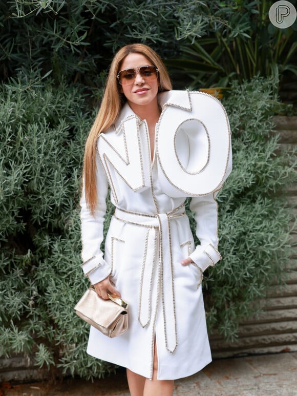 Look branco com a palavra 'NO' foi usado por Shakira em desfile da grife Viktor & Rolf