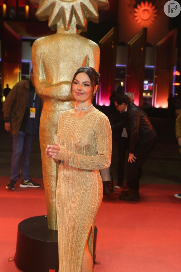 Vestido dourado de Isis Valverde deixou seios da atriz à mostra