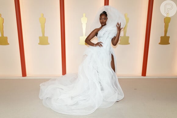 Cantora nigeriana Tems usou vestido extravagante no Oscar e foi alvo de críticas por atrapalhar visão de colegas de profissão por causa do volume da peça