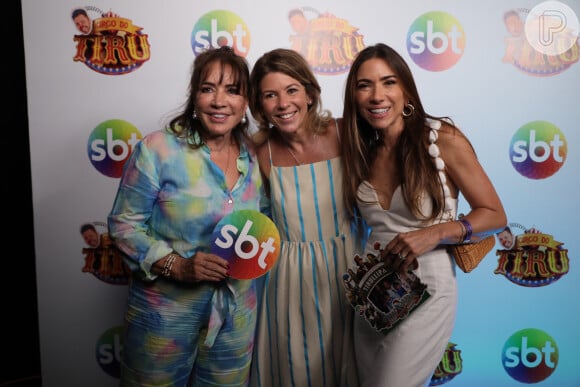 Daniela Beyruti posa ao lado da mãe, Iris Abravanel, e da irmã Patricia Abravanel em evento de lançamento da grade 2024 do SBT