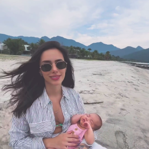 Mavie pela primeira vez na praia! Imagens também foram exibidas por Bruna Biancardi