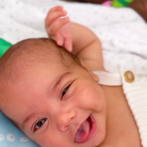 Mavie, filha de Neymar e Bruna Biancardi, abre sorrisão em foto publicada pela mamãe