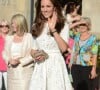 Vestido branco com renda foi usado por Kate Middleton com clutch quadrada: esse look é romântico e estiloso
