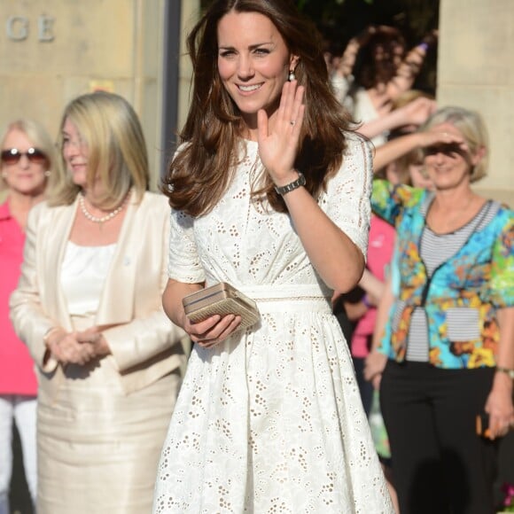 Vestido branco com renda foi usado por Kate Middleton com clutch quadrada: esse look é romântico e estiloso