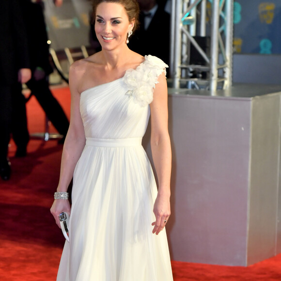 O vestido de festa branco é uma opção para quem vai passar o Ano Novo em festa mais luxuosa