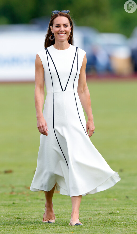 Vestido midi sem mangas usado por Kate Middleton valoriza os braços