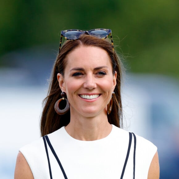 Vestido midi sem mangas usado por Kate Middleton valoriza os braços