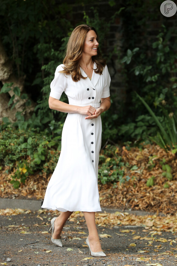 Esse vestido prático e com abotoamento frontal deixou o look de Kate Middleton elegante e descomplicado