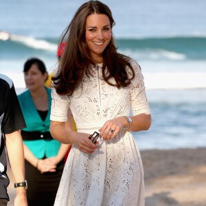 Kate Middleton escolheu vestido branco de renda com manga 7/8 durante viagem à praia