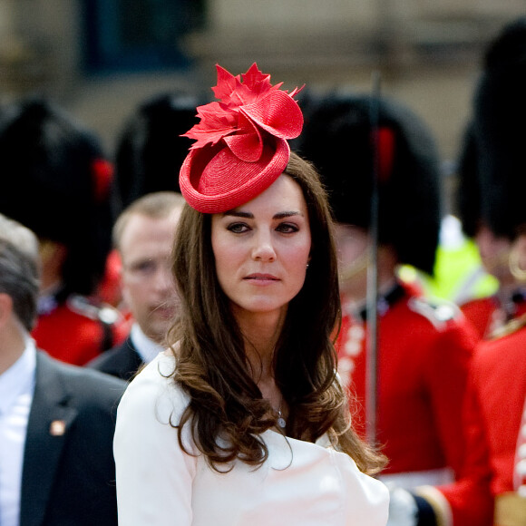 Branco e vermelho são duas cores marcantes em combinação fashion: que tal se inspirar nesse outfit de Kate Middleton?