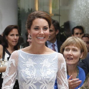Esse vestido de Kate Middleton em branco tinha sobreposição deixando o visual mais elegante