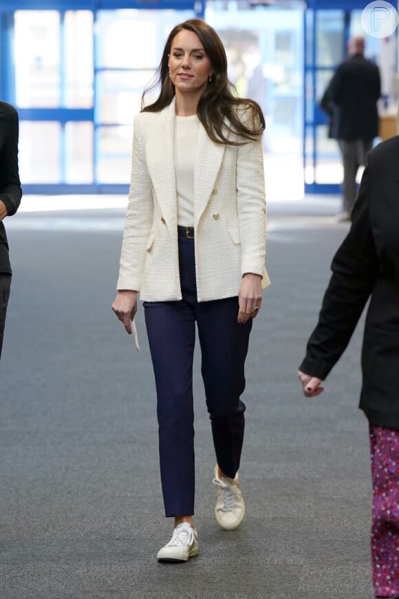 Esse look de Kate Middleton com blazer alongado pode ser opção para um Réveillon mais despojado