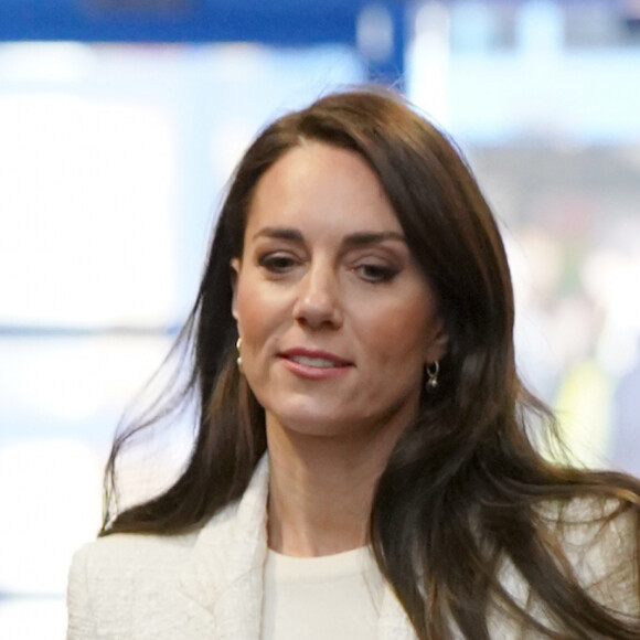 Esse look de Kate Middleton com blazer alongado pode ser opção para um Réveillon mais despojado