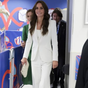 Moda de Kate Middleton com branco é repleta de produções refinadas e elegantes, como esse conjunto all white