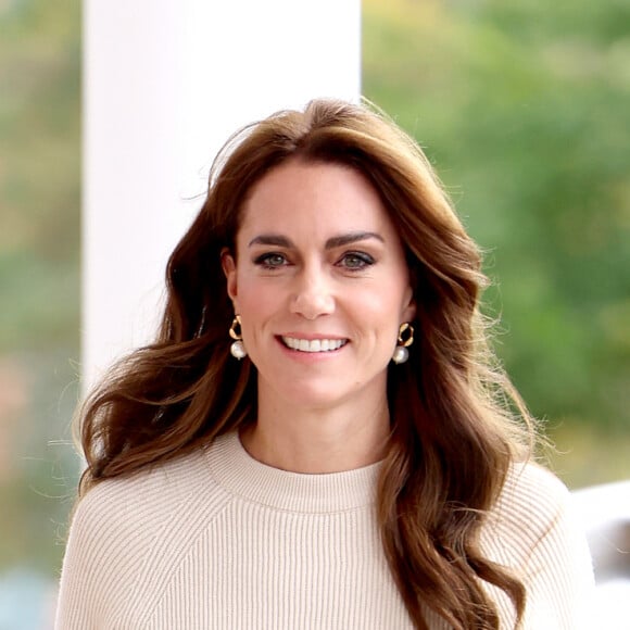 Além do branco, o off-white é uma excelente pedida para usar no Réveillon, inspire-se nesse look de Kate Middleton