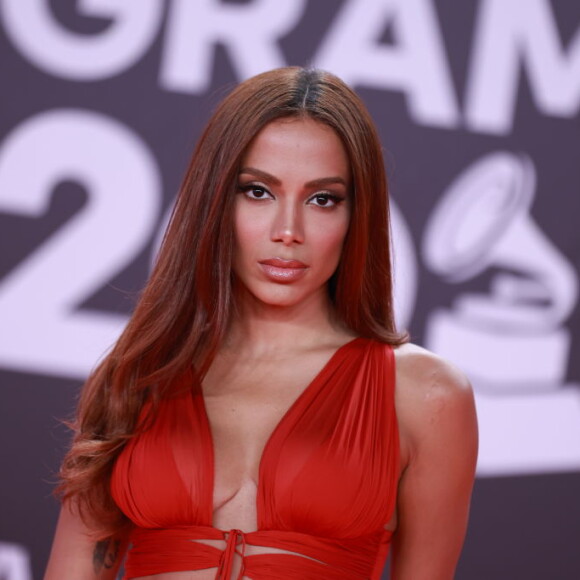 Anitta canta em espanhol em parceria com Peso Pluma