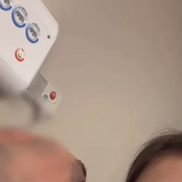 Filha de Mingau, do Ultraje a Rigor, mostra beijo do baixista que está se recuperando em hospital apór tomar um tiro na cabeça