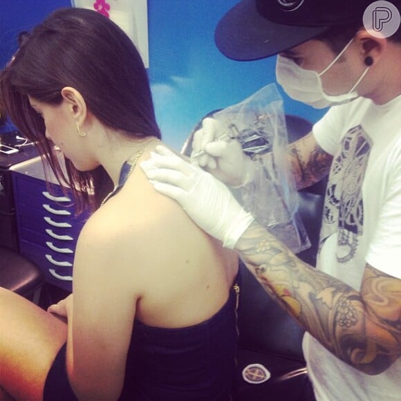 Andressa faz tatuagem nas costas